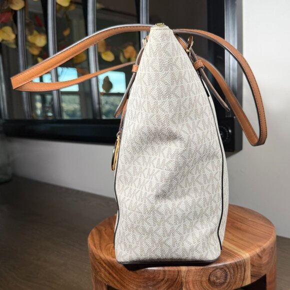 Michael Kors MK Signature Tote Bag — Vanilla & Acorn Monogram - Picture 5 of 16